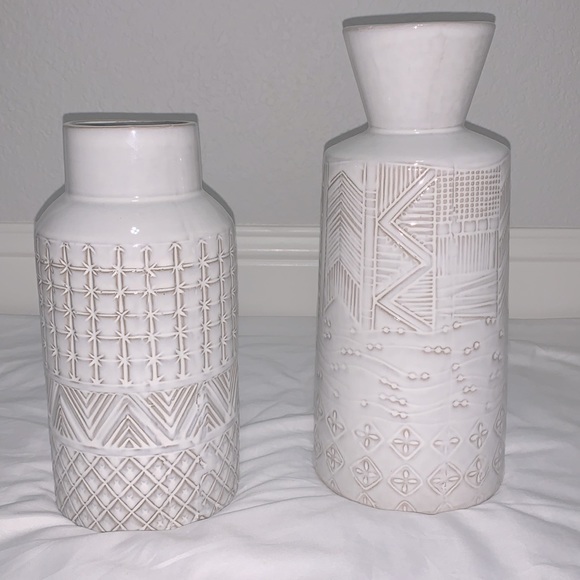 two beautiful white vases with designs(two different sizes) - Picture 2 of 3